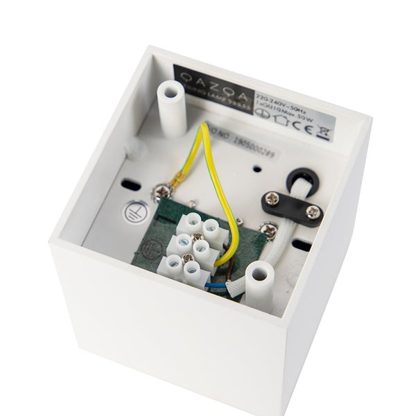 Innenansicht einer weißen Würfelleuchte mit elektrischen Anschlüssen