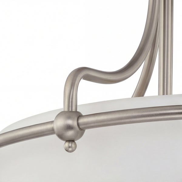 Detailansicht einer Pendelleuchte mit Metallelementen