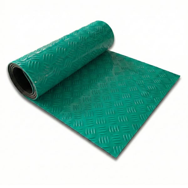 Grüne Gummimatte mit Riffelblechmuster, teilweise aufgerollt.