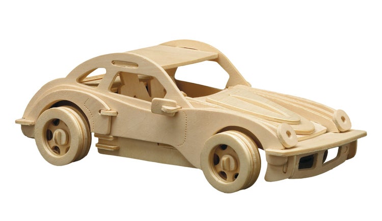 Ein Mann steht auf einer Holzleiter und montiert eine Deckenleuchte.