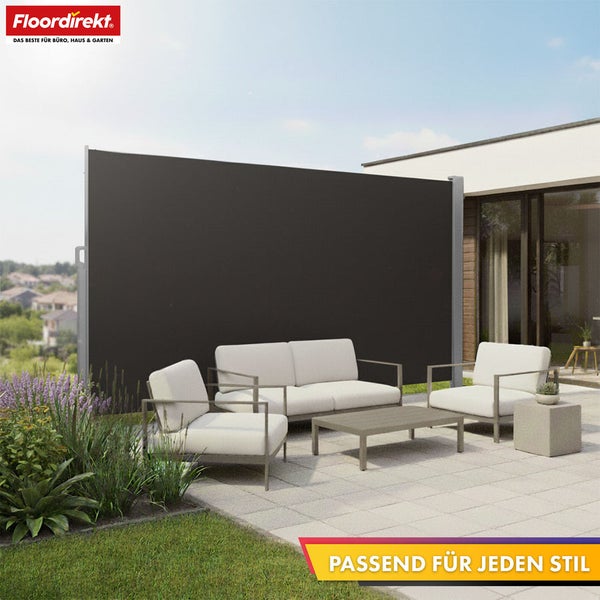Terrasse mit Sofa, Sesseln, Tisch und ausziehbarer Seitenmarkise für Wind- und Sichtschutz