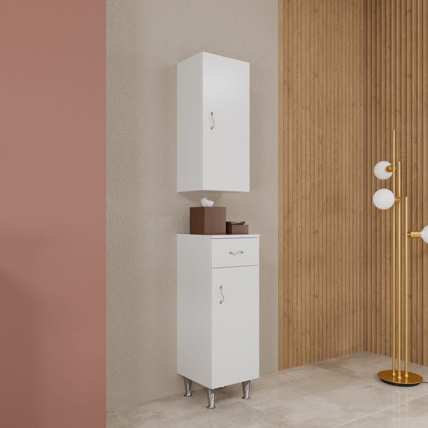 Badezimmer Szene mit hohem weißen Badezimmerschrank mit Schublade und Türen