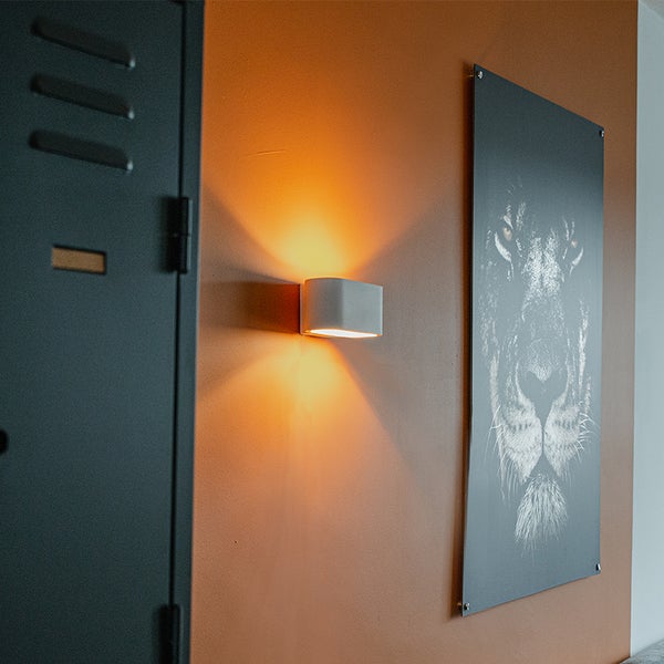 Wandleuchte mit Licht nach oben und unten im Innenraum.