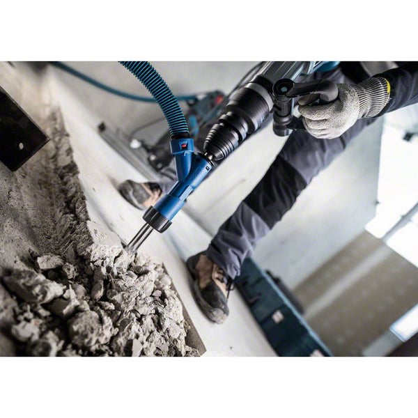 Bohrmaschine mit Staubabsaugung in Gebrauch beim Bohren in Beton