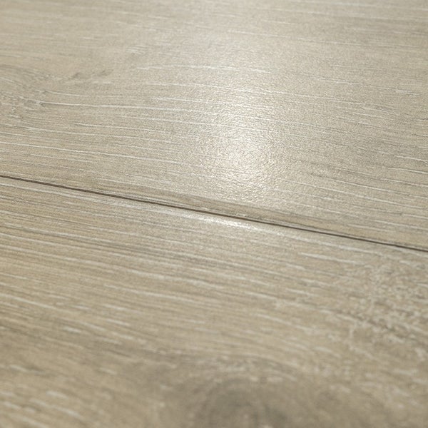 Laminatboden mit realistischer Holzmaserung und strukturierter Oberfläche in Nahaufnahme