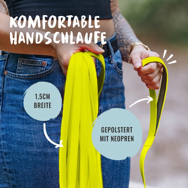Detailaufnahme einer wetterfesten Hundeleine mit Metallkarabiner und PVC-Beschichtung