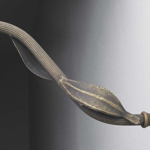 Nahaufnahme eines metallenen Dekorationselements in Blattform