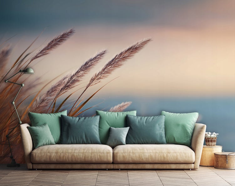 Wohnzimmer mit Sofa, Kissen und dekorativer Wandtapete