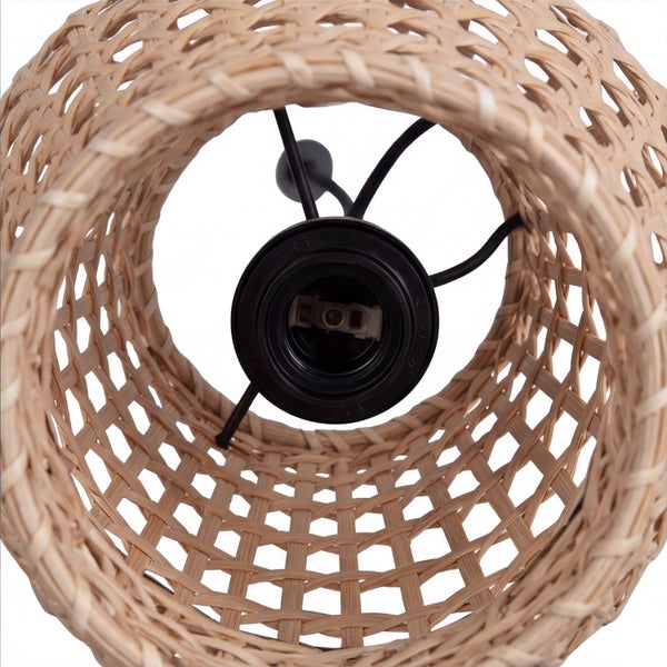 Innenansicht eines geflochtenen Lampenschirms aus Rattan mit einer schwarzen Lampenfassung.