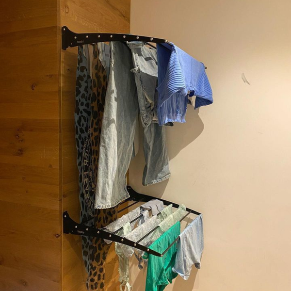 Wandtrockner mit daran hängender Kleidung.
