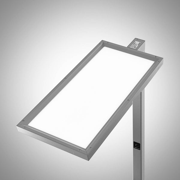 Arcchio LED-Bürostehleuchte mit flachem rechteckigem Panel und silbernem Metallgestell.