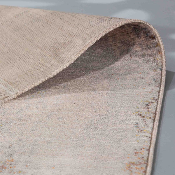 Detailansicht eines gewebten Teppichs mit umgeknickter Ecke, die die Struktur des Flors und die Unterseite mit Kettelrand zeigt.