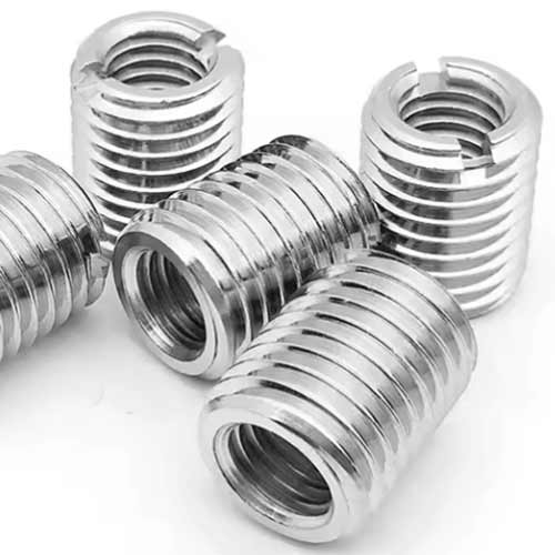 Einschraubmuffen aus Metall mit Schlitz und Innengewinde.
