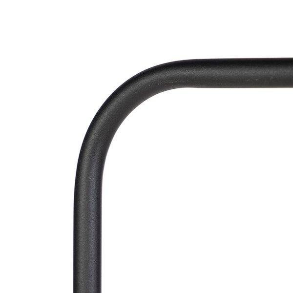 Detail einer abgerundeten Ecke eines schwarzen Metallrohrrahmens.