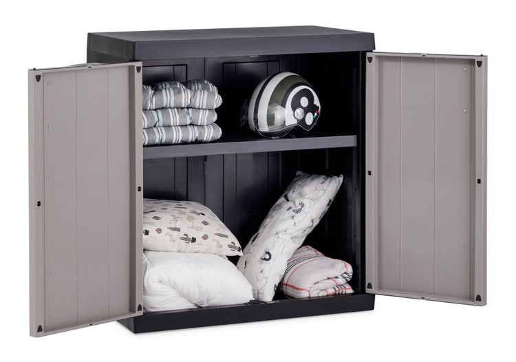 Kunststoffschrank mit zwei offenen Türen und Innenraum gefüllt mit Kissen und einem Helm