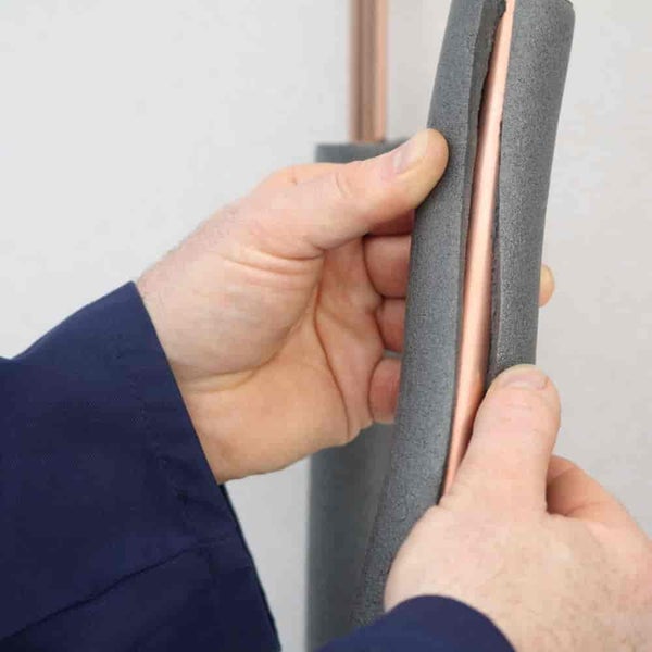 Waschtisch mit Waschbecken, Armatur und Spiegel, Tür geöffnet