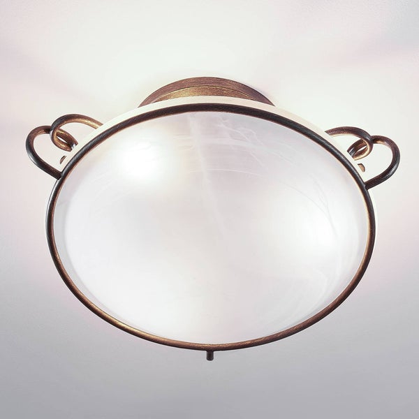 Deckenleuchte mit Glasschirm und dekorativen Metallelementen.