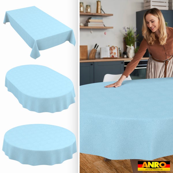 Hellblaue Tischdecke in rechteckiger, ovaler und runder Form. Eine Frau streicht den Stoff auf einem Tisch in einer Küche glatt. ANRO Logo.