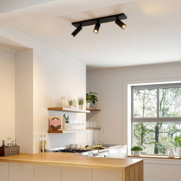 Helle Küche mit schwarzer Deckenleuchte mit drei Strahlern