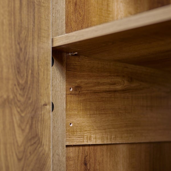 Detailansicht eines Regals mit verstellbaren Fachböden