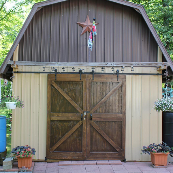 Holzschiebetür mit Beschlägen in einem Wohnraum.