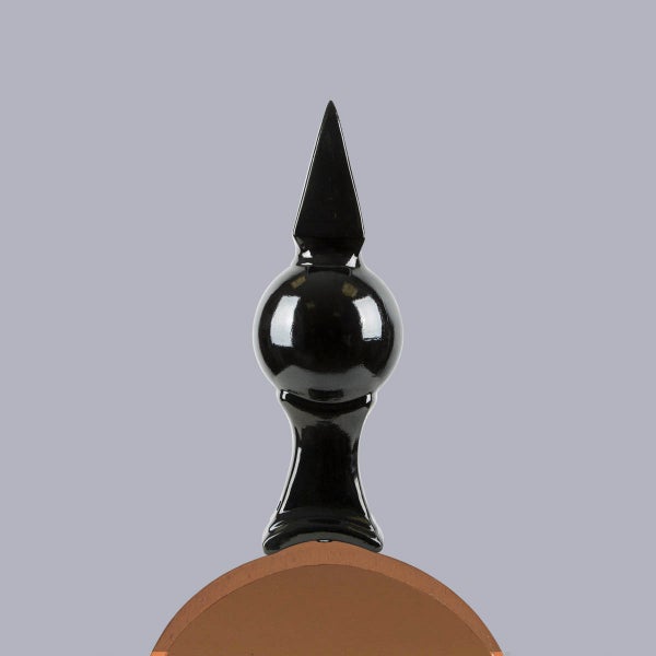 Schwarze Firstspitze mit Kugel und spitzem Ende, glänzende Oberfläche.