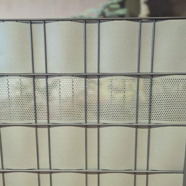 Detailansicht eines Zaunelements mit Drahtgitter