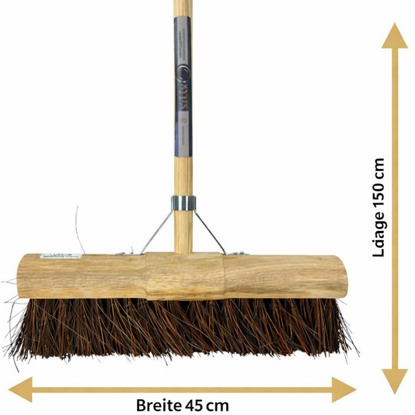 Kehrbesen mit Holzstiel, Borsten und einer Breite von 45 cm sowie einer Länge von 150 cm.