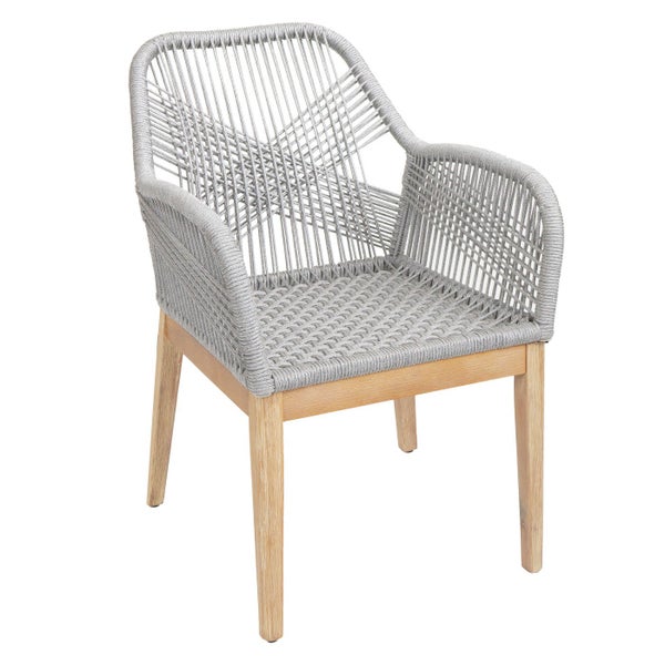 Grauer Rattansessel mit Armlehne und Holzbeinen