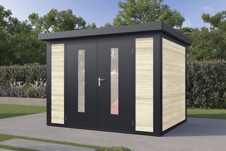 Modernes Gartenhaus aus Holz mit Flachdach und Doppeltür mit Glaseinsätzen, in einer Gartenumgebung mit Hecken und Bäumen im Hintergrund.