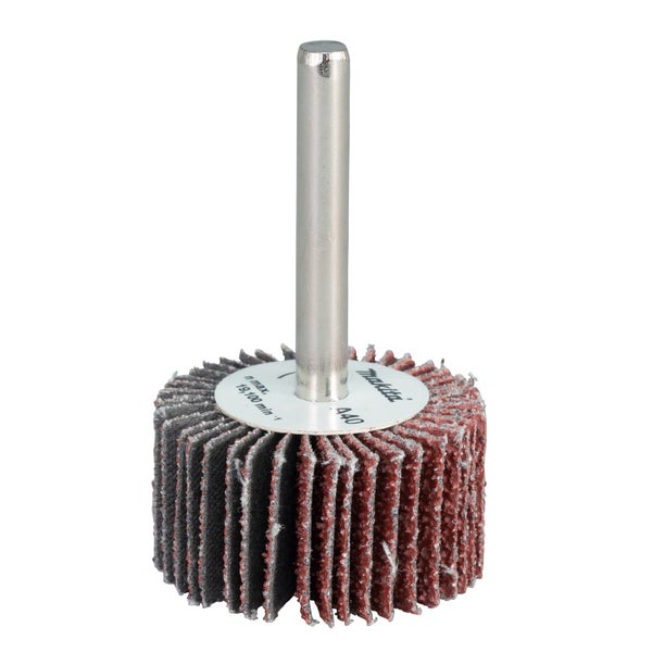 Handwerker mit oszillierendem Multifunktionswerkzeug beim Arbeiten an einem Waschbeckenunterschrank