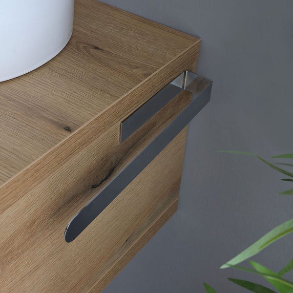 Detailaufnahme eines Waschtischunterschranks mit Handtuchhalter