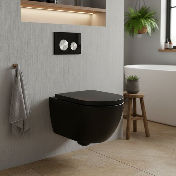 Badezimmer mit hängendem, schwarzen WC, Betätigungsplatte und Handtuch an der Wand