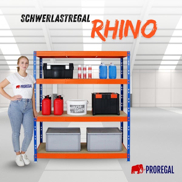 Proregal Schwerlastregal Rhino mit vier Ebenen, beladen mit Werkzeugkoffern und Kanistern in einer hellen Lagerumgebung.