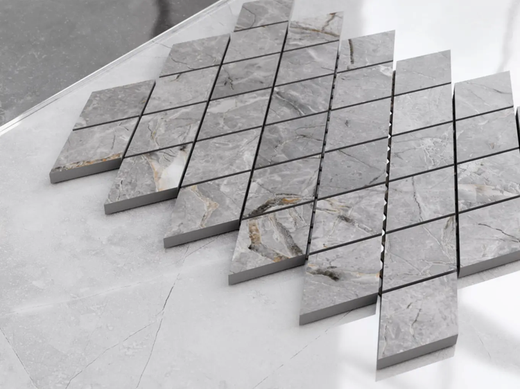 Graue Mosaikfliese in Marmoroptik und Rautenform