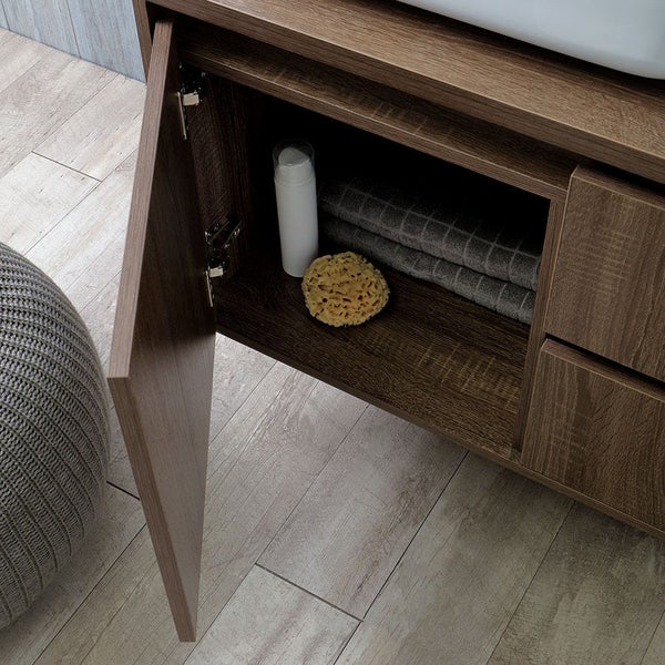 Waschtischunterschrank mit geöffneter Tür, Handtüchern, Lotion und Badeschwamm