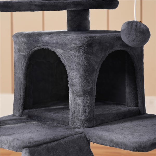 Nahaufnahme eines grauen Kratzbaums mit Spielball und Katzenhaus