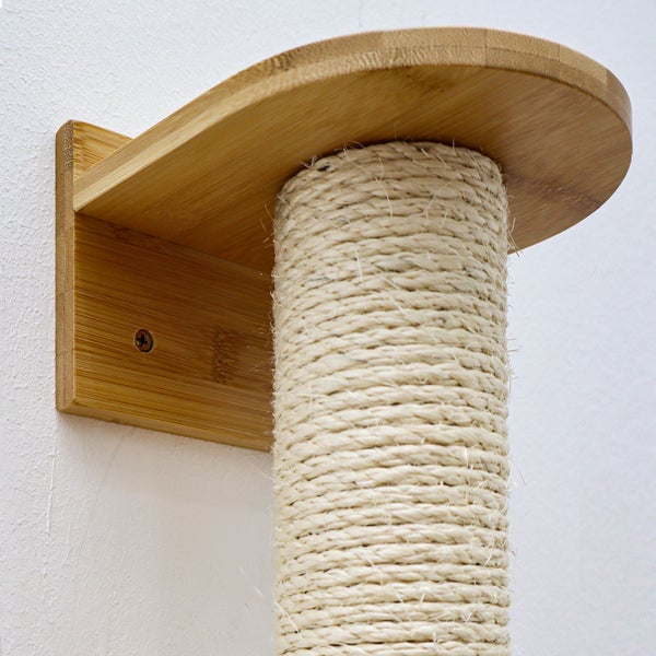 Wandmontierter Kratzstamm aus Bambus mit Sisal umwickelt zur Wandbefestigung