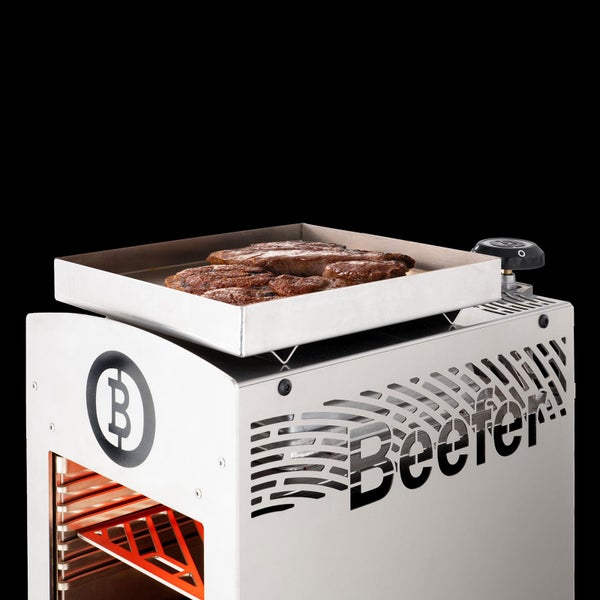 Quadratische Fettauffangschale aus Metall.