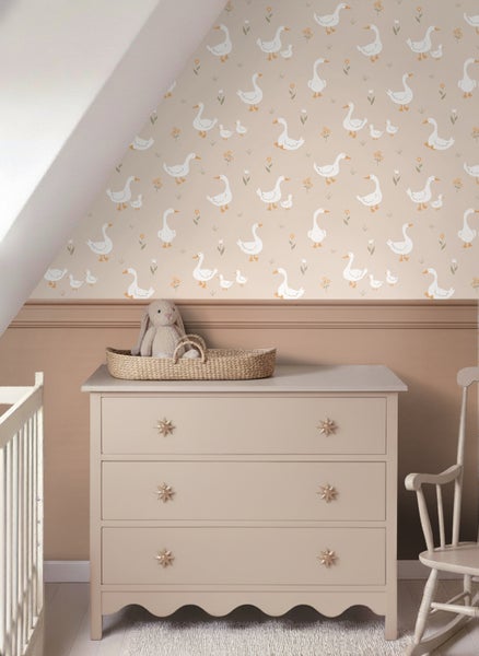 Vliestapete mit Gänsen und Blumen in einem Kinderzimmer über einer Kommode mit Weidenkorb und Stofftier.
