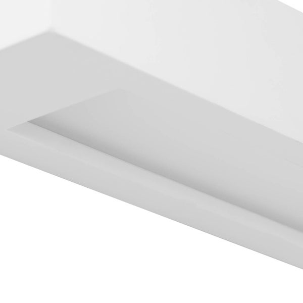 Detailansicht eines rechteckigen, minimalistischen Einbauprofils oder einer Deckenleuchte.