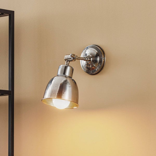 Wandleuchte aus Metall mit Leuchtmittel