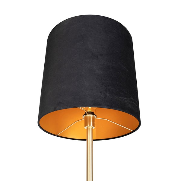 Lampenschirm aus schwarzem Stoff mit goldfarbener Innenseite auf einem metallenen Lampenstativ.