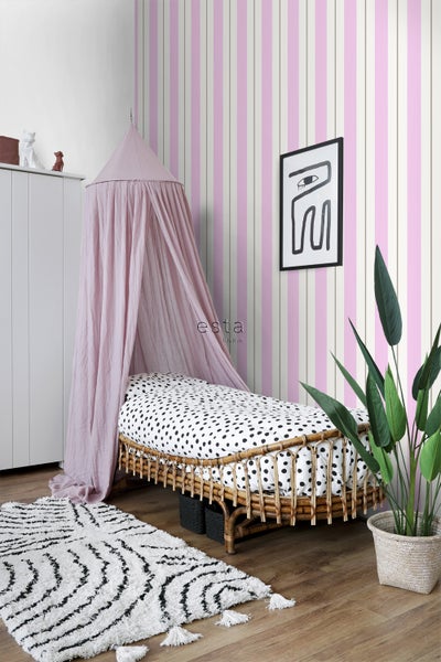 Kinderzimmer mit Himmelbett, gemusterter Bettwäsche, gestreifter Tapete und Zimmerpflanze