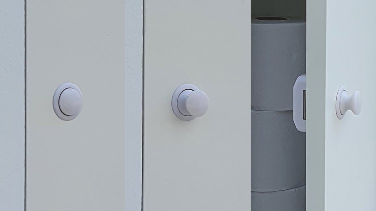 Toilettenpapierspender mit Ersatzrollen und Türknauf