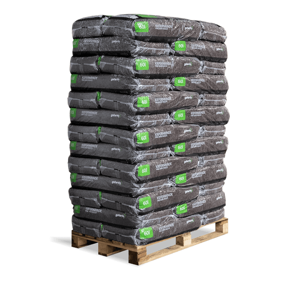 Ein Haufen feine Pinienrinde für die Gestaltung von Gartenbeeten.