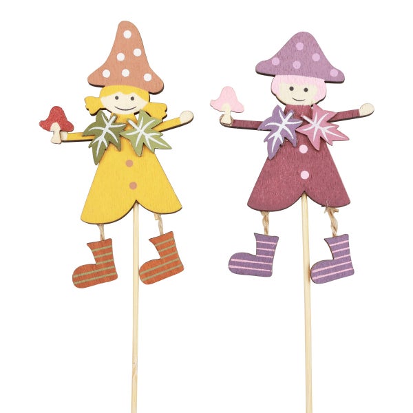 Zwei dekorative Holzfiguren mit Pilzhüten auf Stielen als Gartendekoration