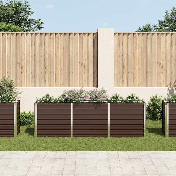 Modernes Hochbeet aus braunem WPC mit silbernen Metallpfosten im Garten vor einem Holzzaun.