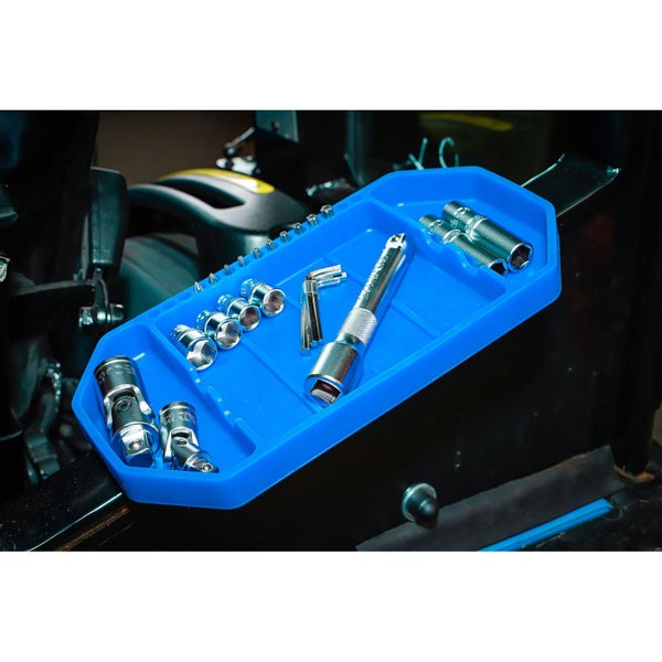 Werkzeugablage mit Steckschlüsseln und Schraubenschlüsseln