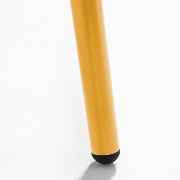 Detailaufnahme eines gelben Stuhlbeins aus Metall mit schwarzem Fuß.